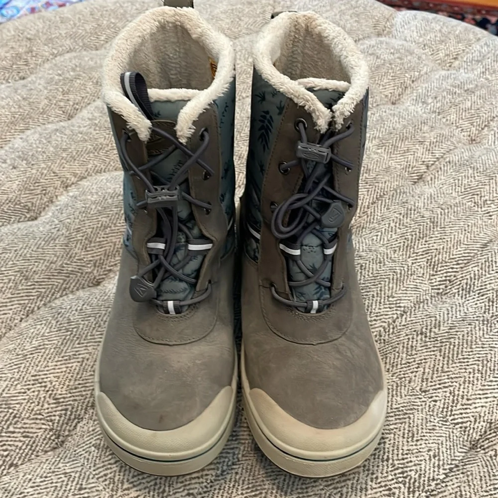 Keen waterproof boots size 4